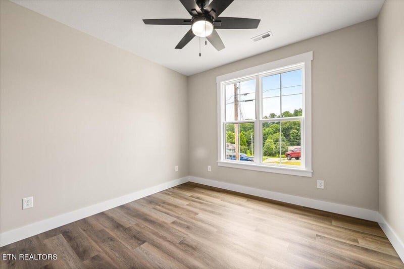 179 Storm Ln, Jacksboro, TN 37757