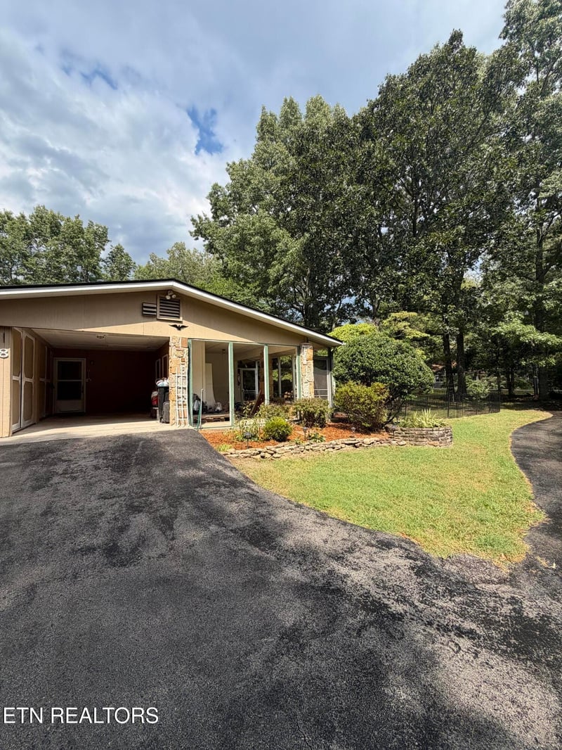 18 Lake Forest Ln, Crossville, TN 38558