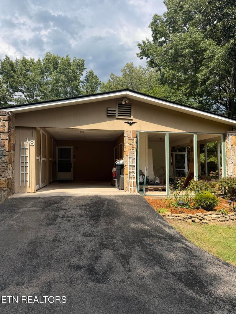 18 Lake Forest Ln, Crossville, TN 38558