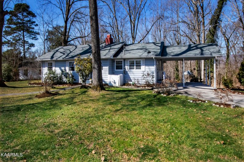 18 Outer Dr, Oak Ridge, TN 37830