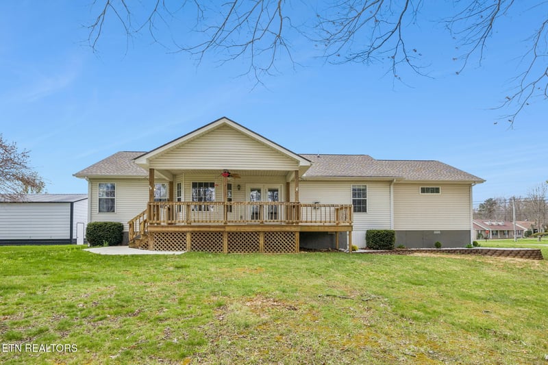 18 Sundown Ln, Crossville, TN 38571