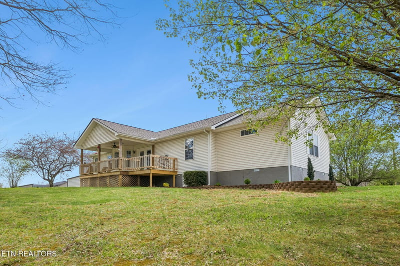 18 Sundown Ln, Crossville, TN 38571
