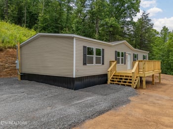 180 Balfour Dr, Harriman, TN 37748