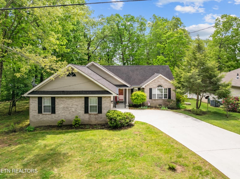 180 Cromwell Ln, Fairfield Glade, TN 38558