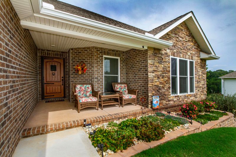 180 Pointe Summit Dr, Greenback, TN 37742