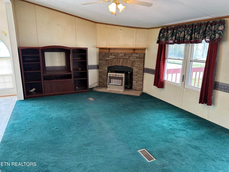 1801 Back Valley Rd, Lafollette, TN 37766