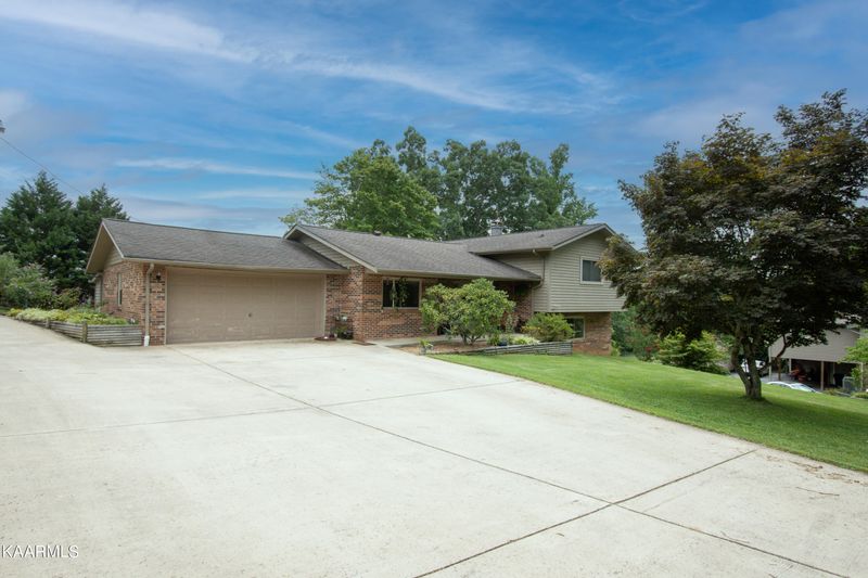 1804 Oak Hills Dr, Kingston, TN 37763