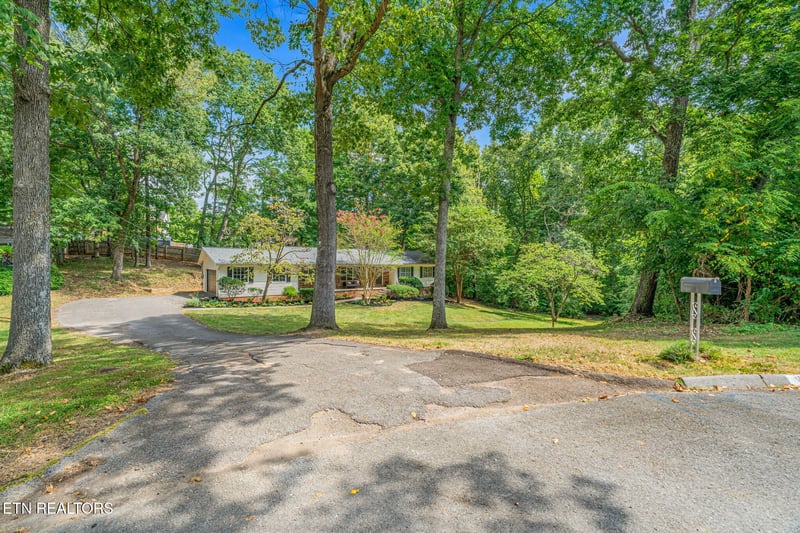 1804 Pinoak Ct, Knoxville, TN 37923
