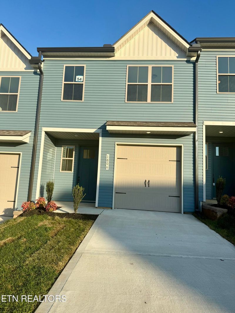 1806 Bennett Village Dr, Maryville, TN 37804