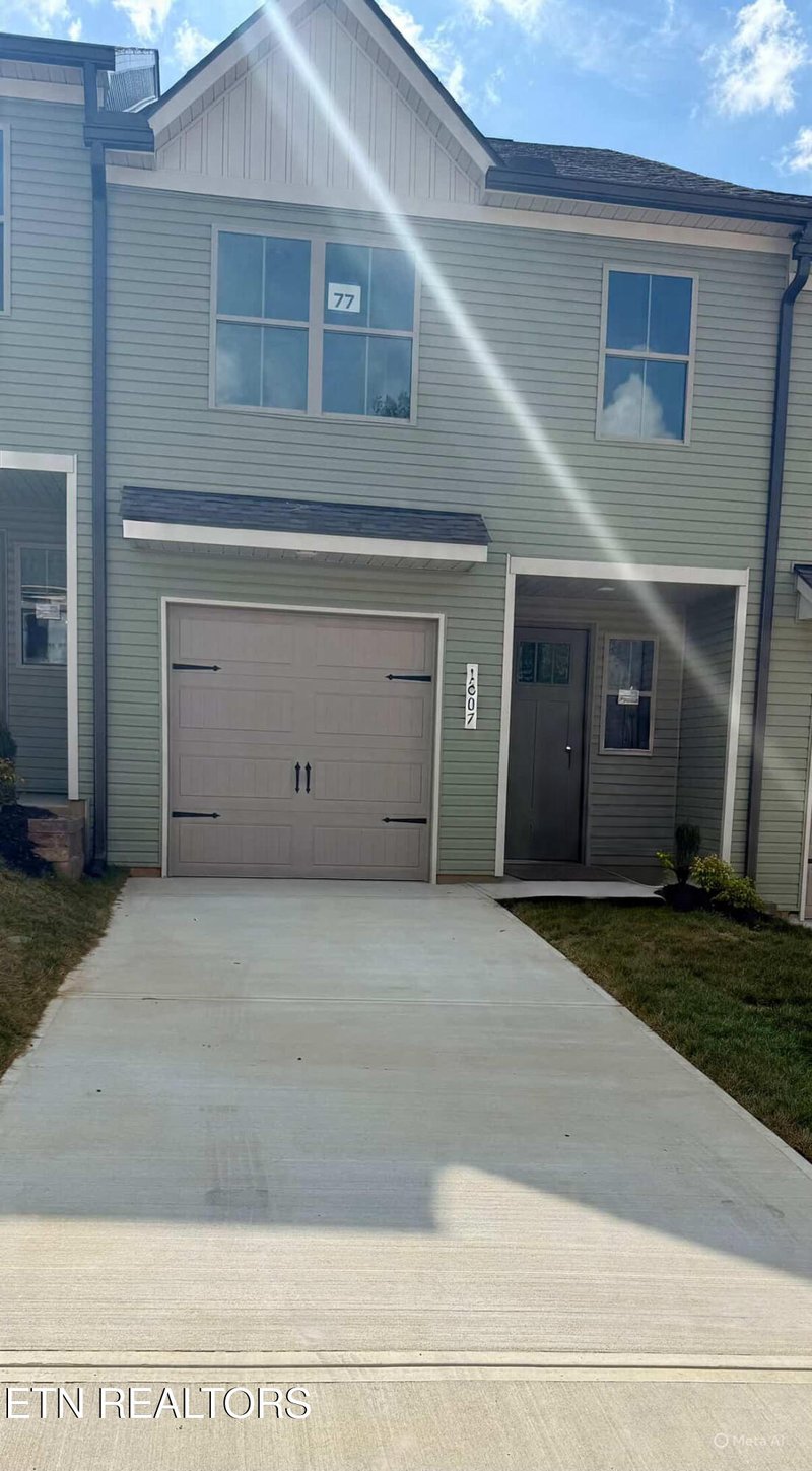 1807 Bennett Village Dr, Maryville, TN 37804