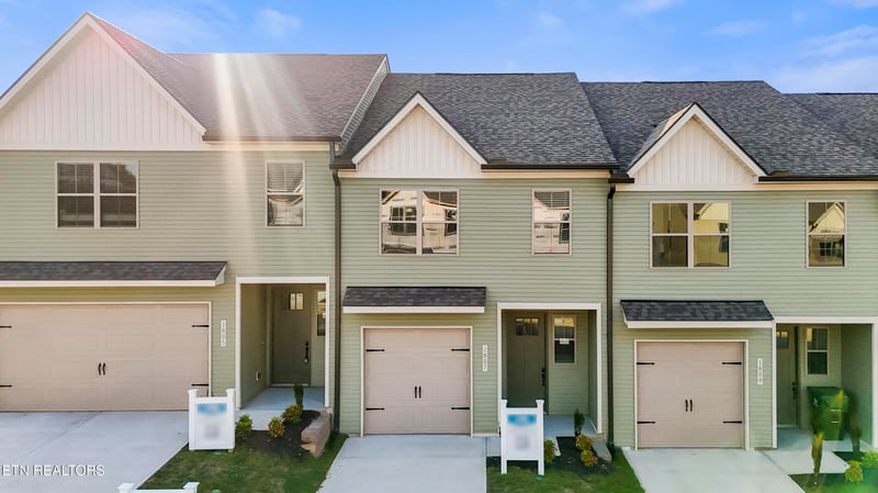 1807 Bennett Village Dr, Maryville, TN 37804