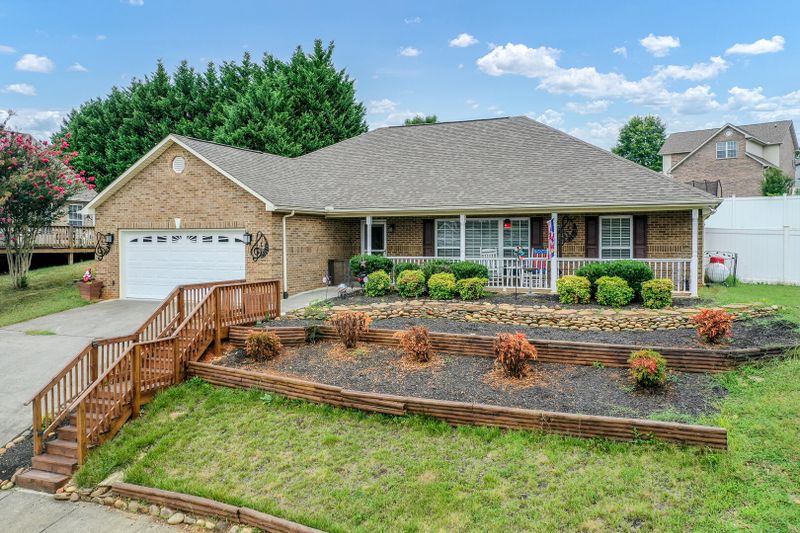 1807 Navarone Cir, Maryville, TN 37804