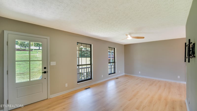 1807 Oakmont Cir, Louisville, TN 37777