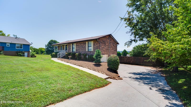 1807 Oakmont Cir, Louisville, TN 37777