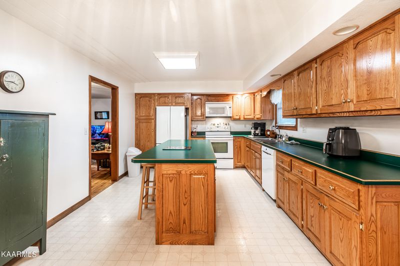 181 Hayes Ln, Lafollette, TN 37766