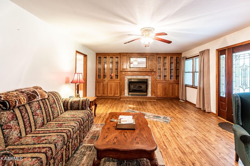 181 Hayes Ln, Lafollette, TN 37766