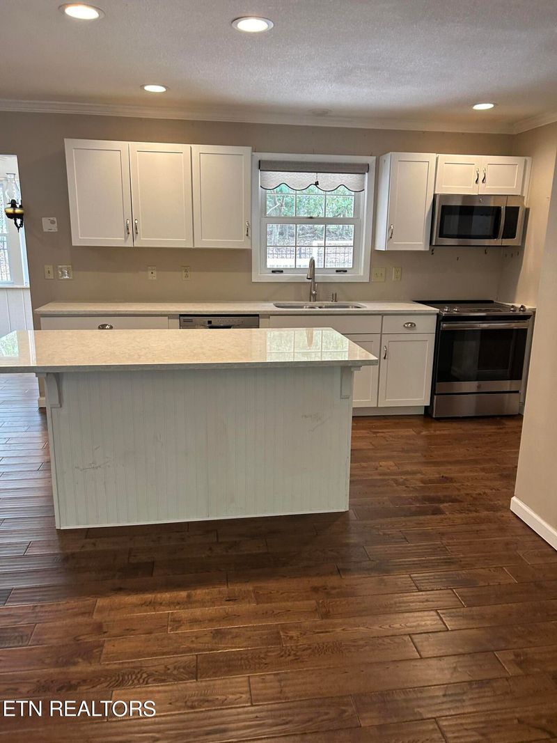 181 Lakeside Dr, Crossville, TN 38558