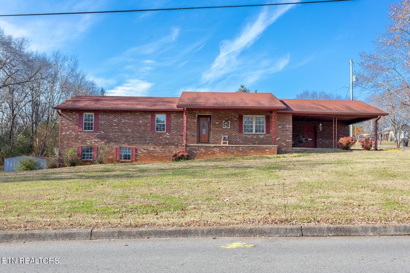 1812 N Jackson St, Athens, TN 37303