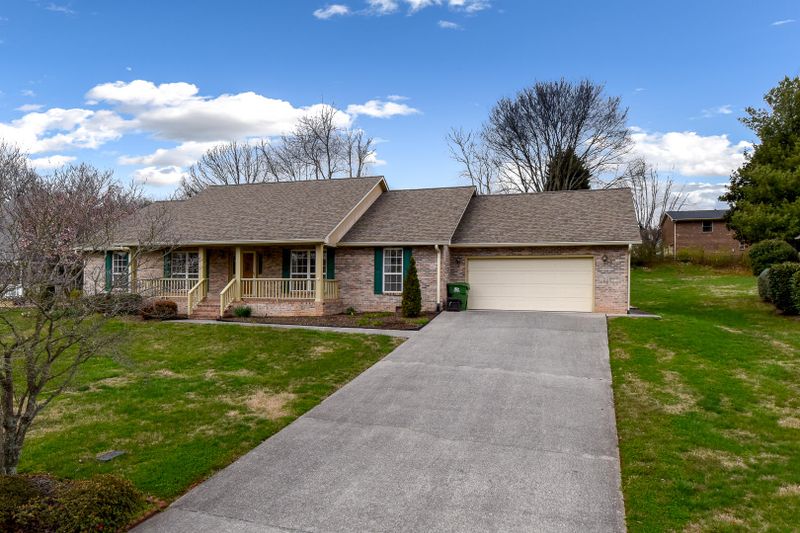 1815 Westcliff Dr, Maryville, TN 37803