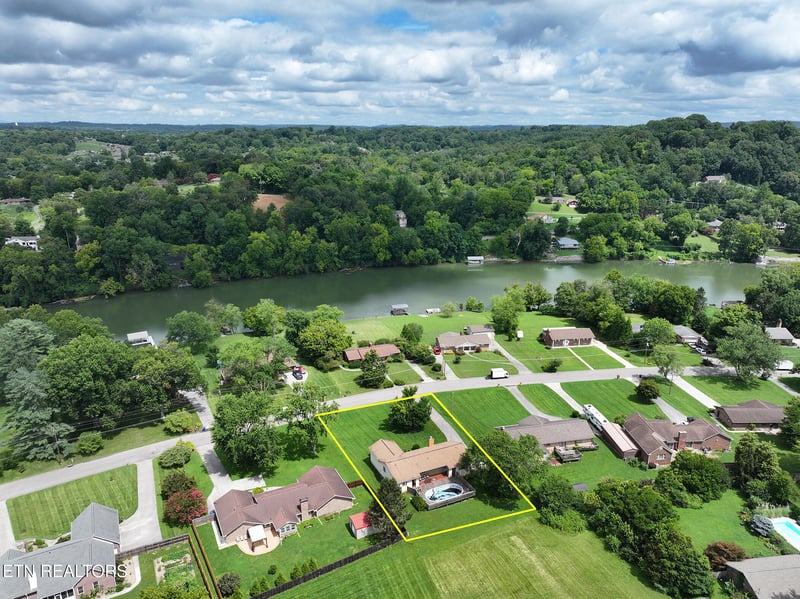 1816 River Shores Dr, Knoxville, TN 37914