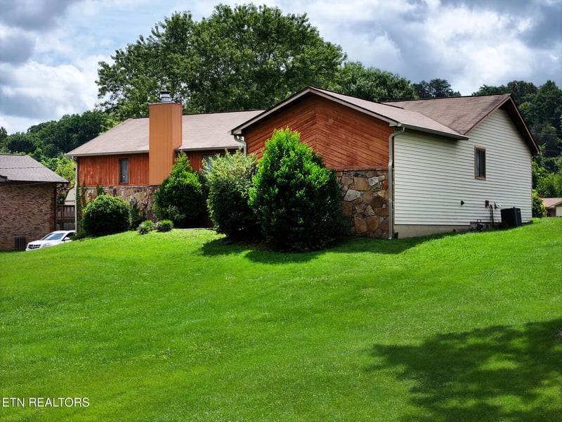 1816 River Shores Dr, Knoxville, TN 37914