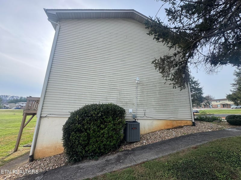 1817 Meadowland Ln, Louisville, TN 37777