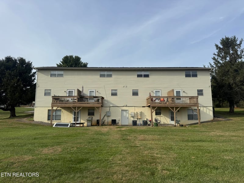 1817 Meadowland Ln, Louisville, TN 37777