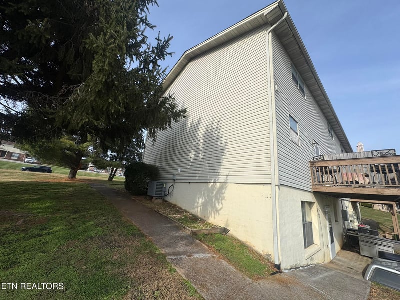 1817 Meadowland Ln, Louisville, TN 37777
