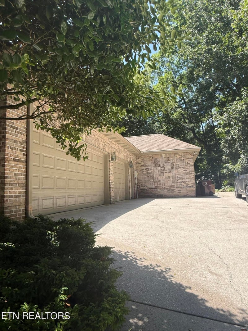 1817 Peppertree Dr, Alcoa, TN 37701