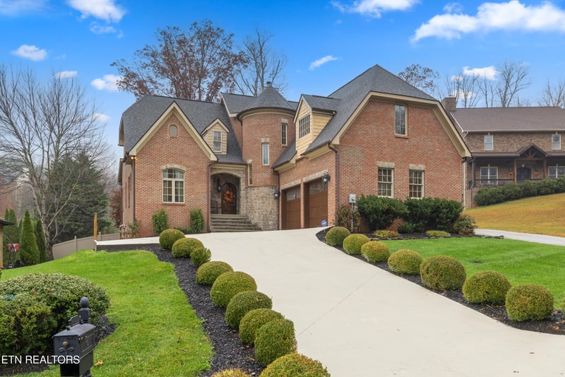 1818 Calgary Falls Ln, Knoxville, TN 37931