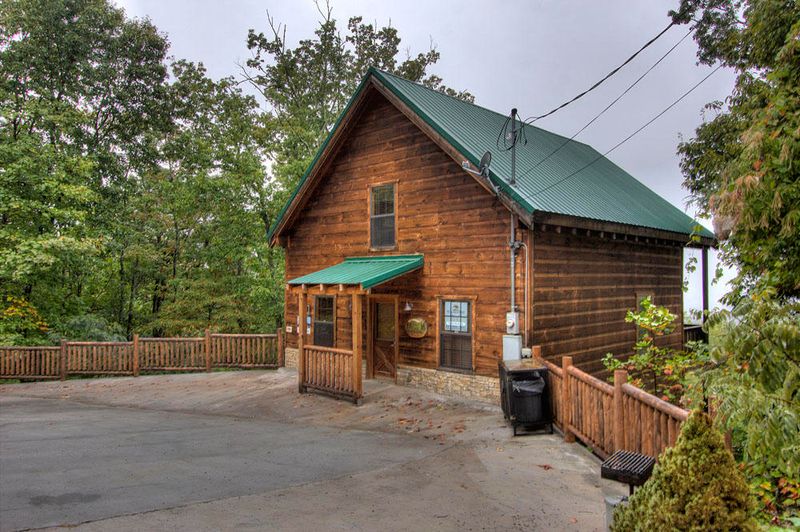1818 Silver Poplar Ln, Sevierville, TN 37876