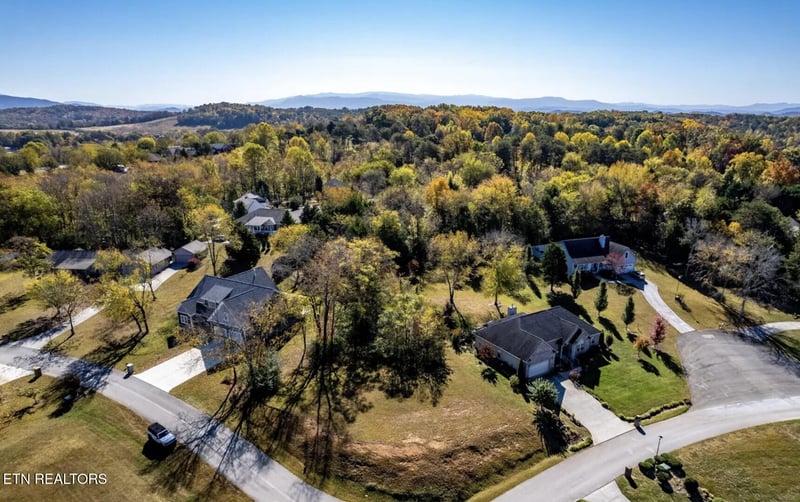 1820 Crazyhorse Dr, Maryville, TN 37801