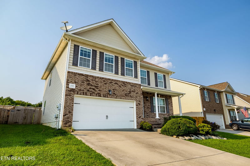 1821 Point Wood Dr, Knoxville, TN 37920