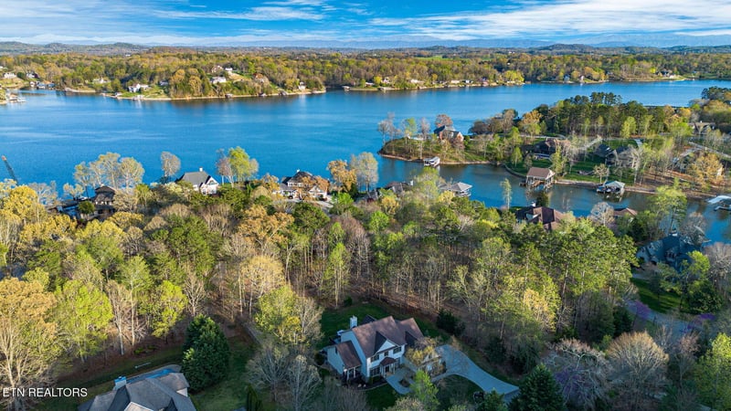 183 Lake Crest Dr, Lenoir City, TN 37772
