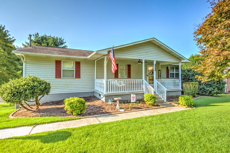 183 Red Bud Dr, Harriman, TN 37748