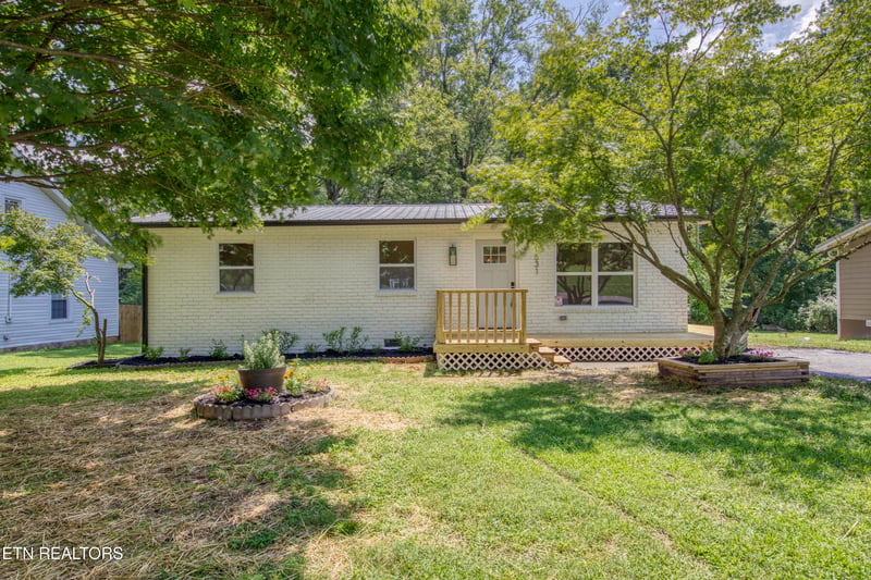 1831 Outer Dr, Lenoir City, TN 37771