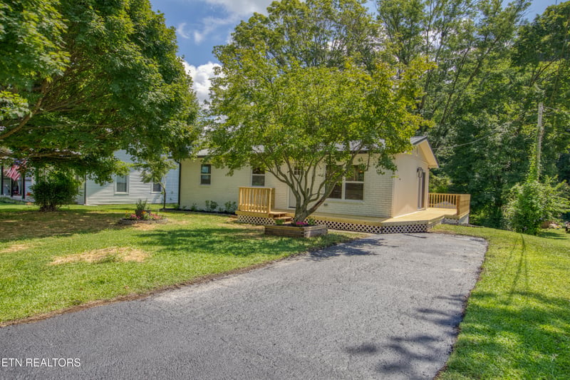 1831 Outer Dr, Lenoir City, TN 37771