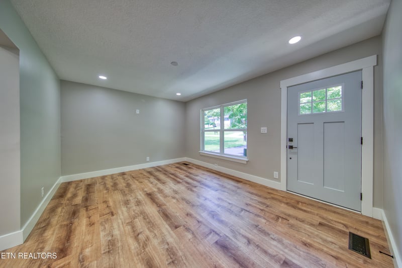 1831 Outer Dr, Lenoir City, TN 37771