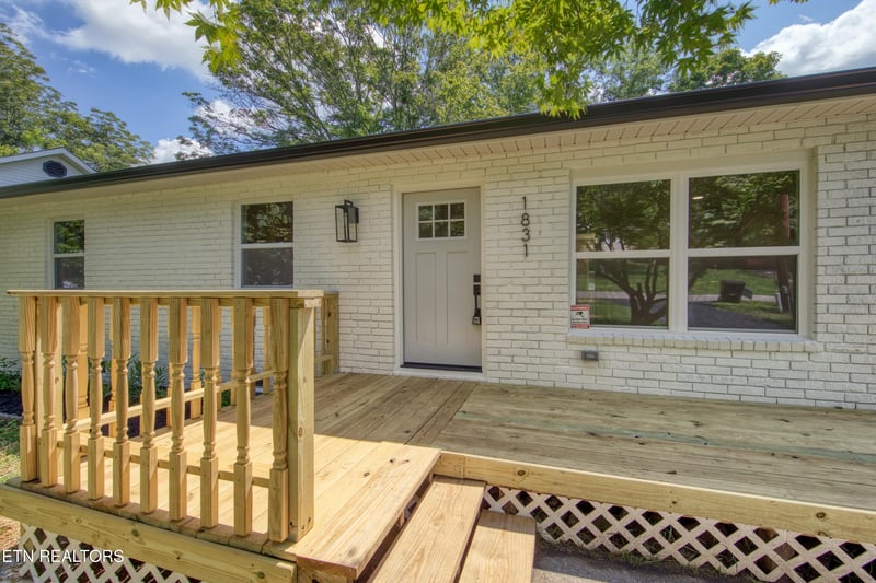 1831 Outer Dr, Lenoir City, TN 37771