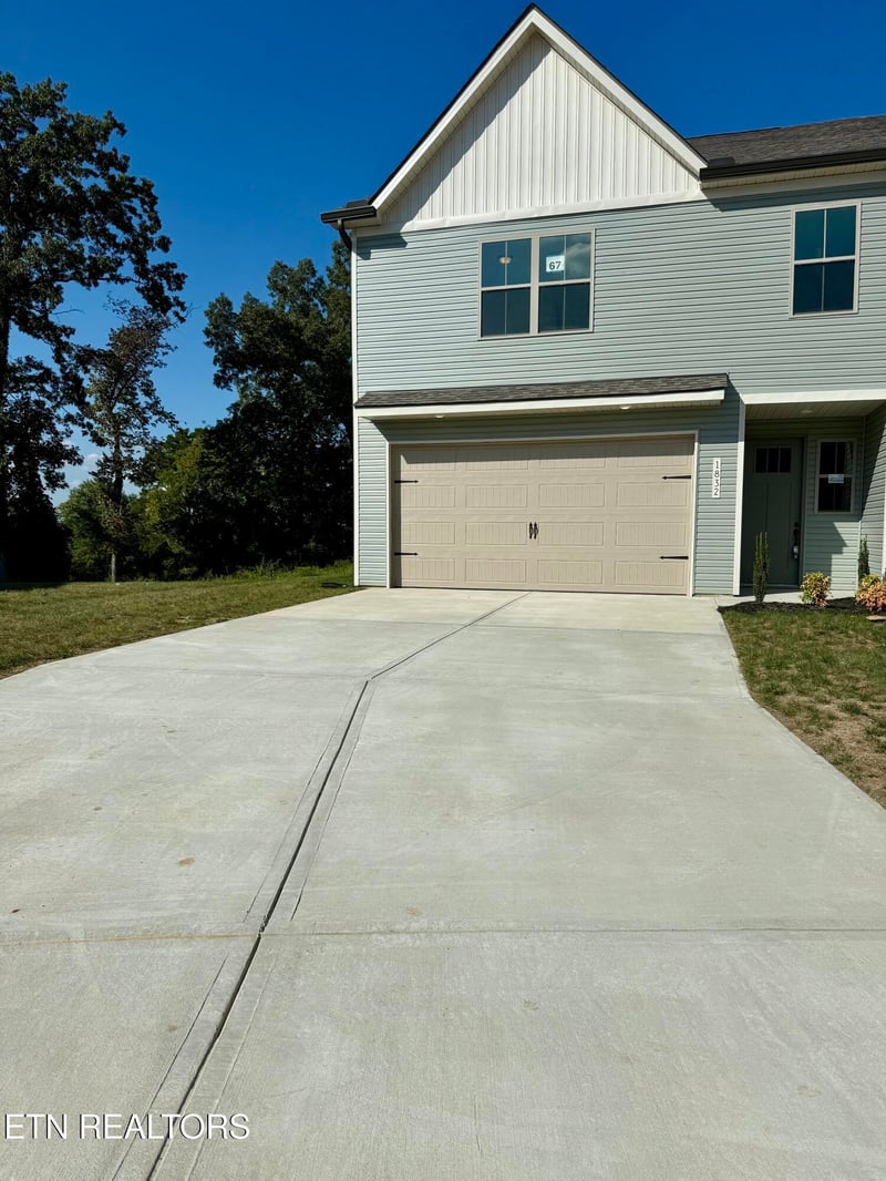 1832 Bennett Village Dr, Maryville, TN 37804