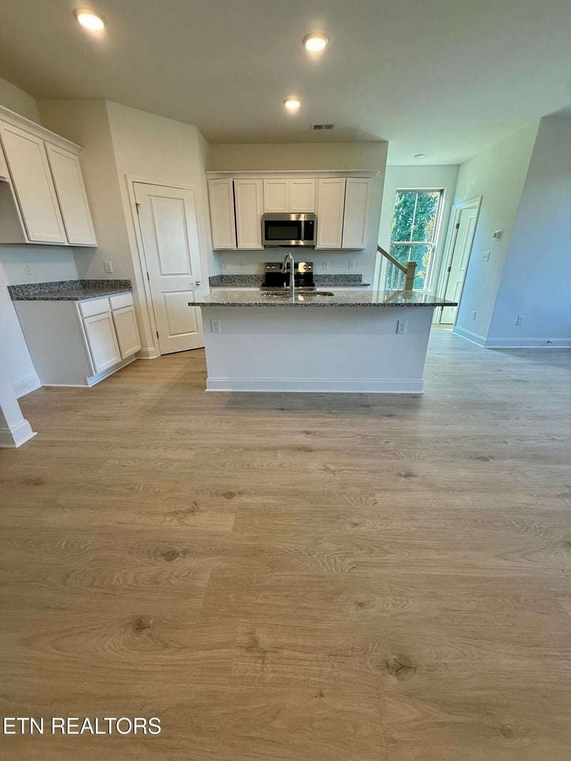 1832 Bennett Village Dr, Maryville, TN 37804