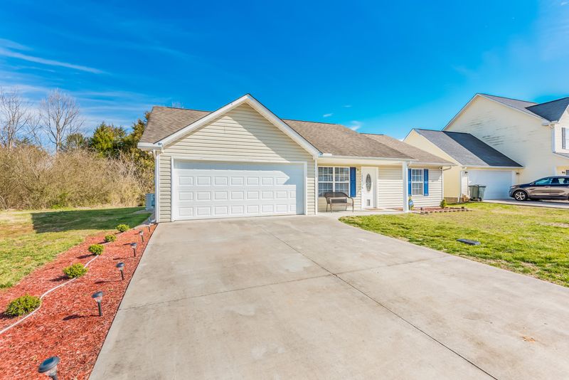 1840 River Poppy Dr, Mascot, TN 37806