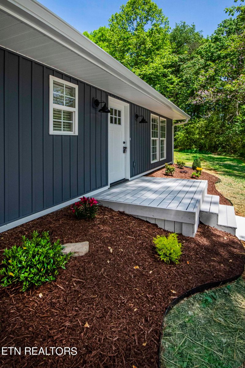 185 Henderson Ln, Jacksboro, TN 37757