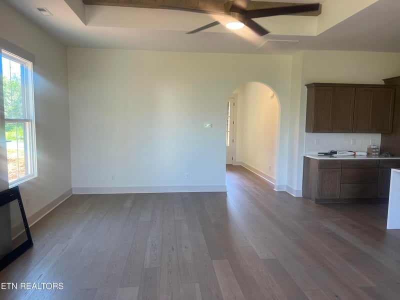 185 Sesame St, Lenoir City, TN 37772