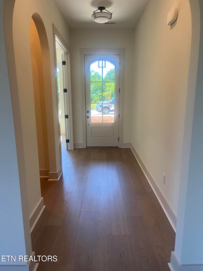 185 Sesame St, Lenoir City, TN 37772