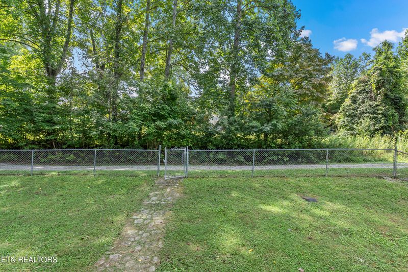 1851 Chestnut Stump Rd, Lafollette, TN 37766