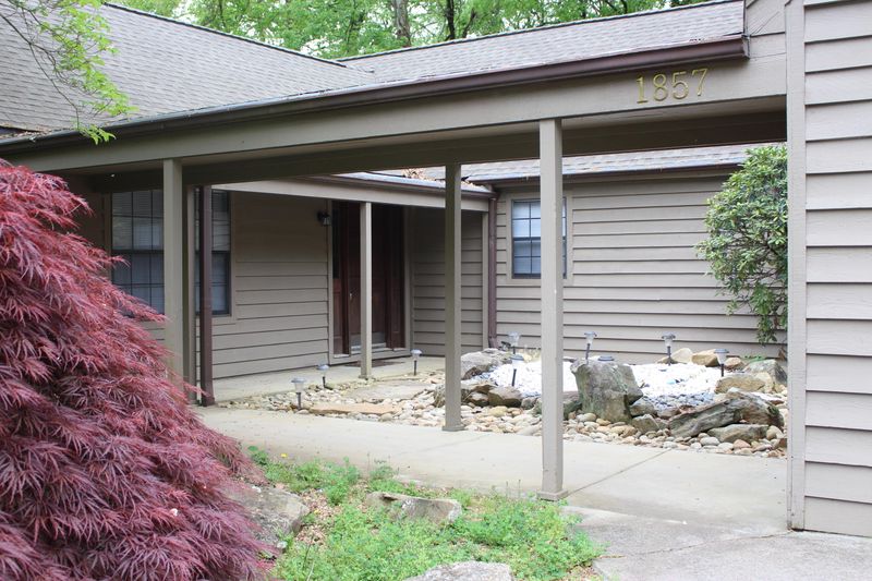 1857 Stonebrook Dr, Knoxville, TN 37923