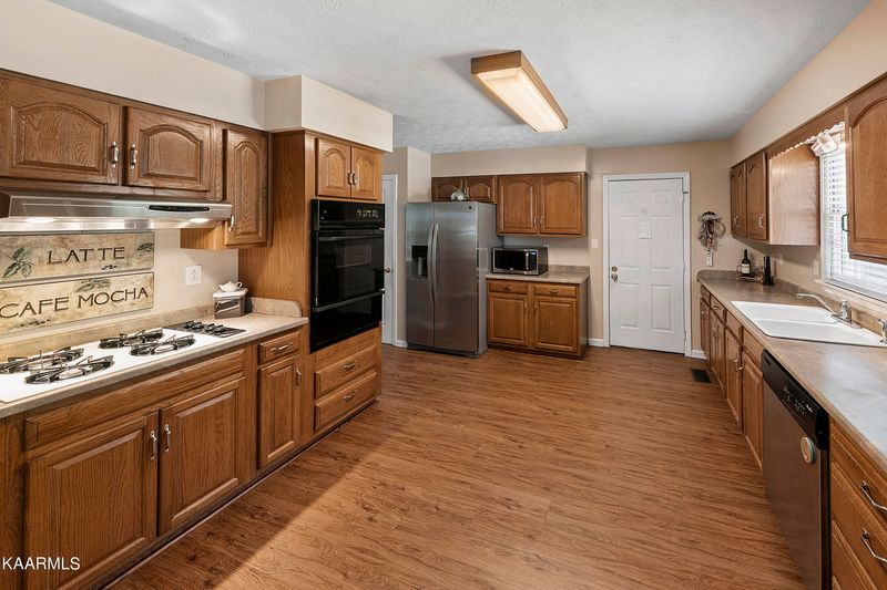1860 Cedardale Ln, Knoxville, TN 37932