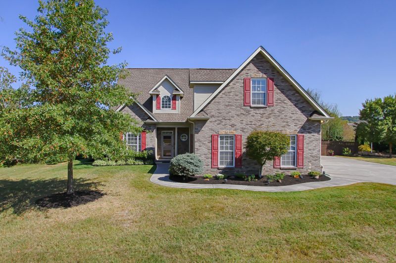 1864 Granada Dr, Lenoir City, TN 37772