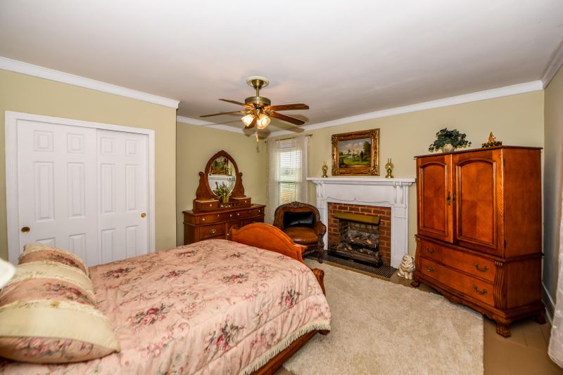 1864 Hammer Rd, Dandridge, TN 37725